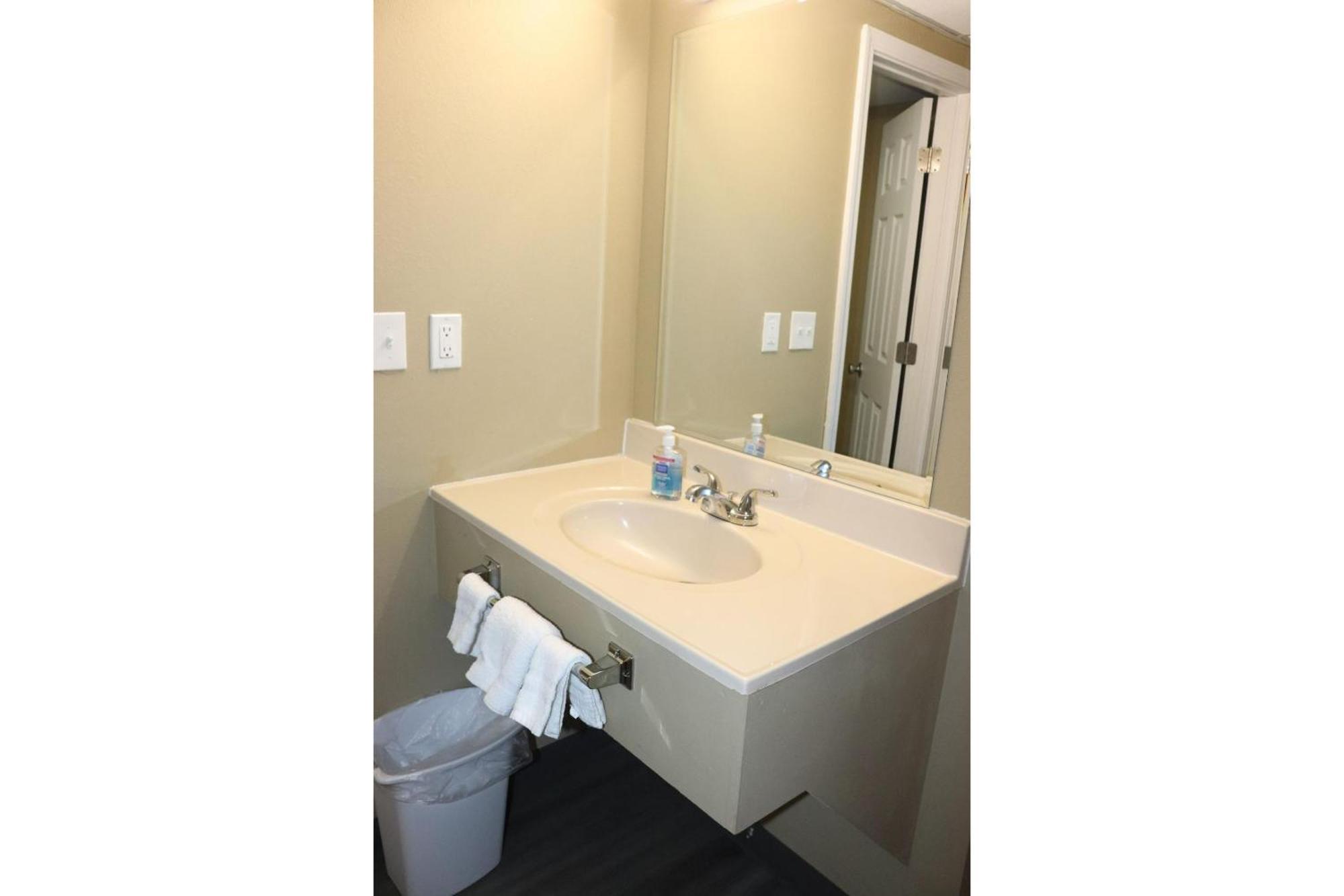 Deluxe Inn & Suites By Oyo Miami Ok Exterior photo